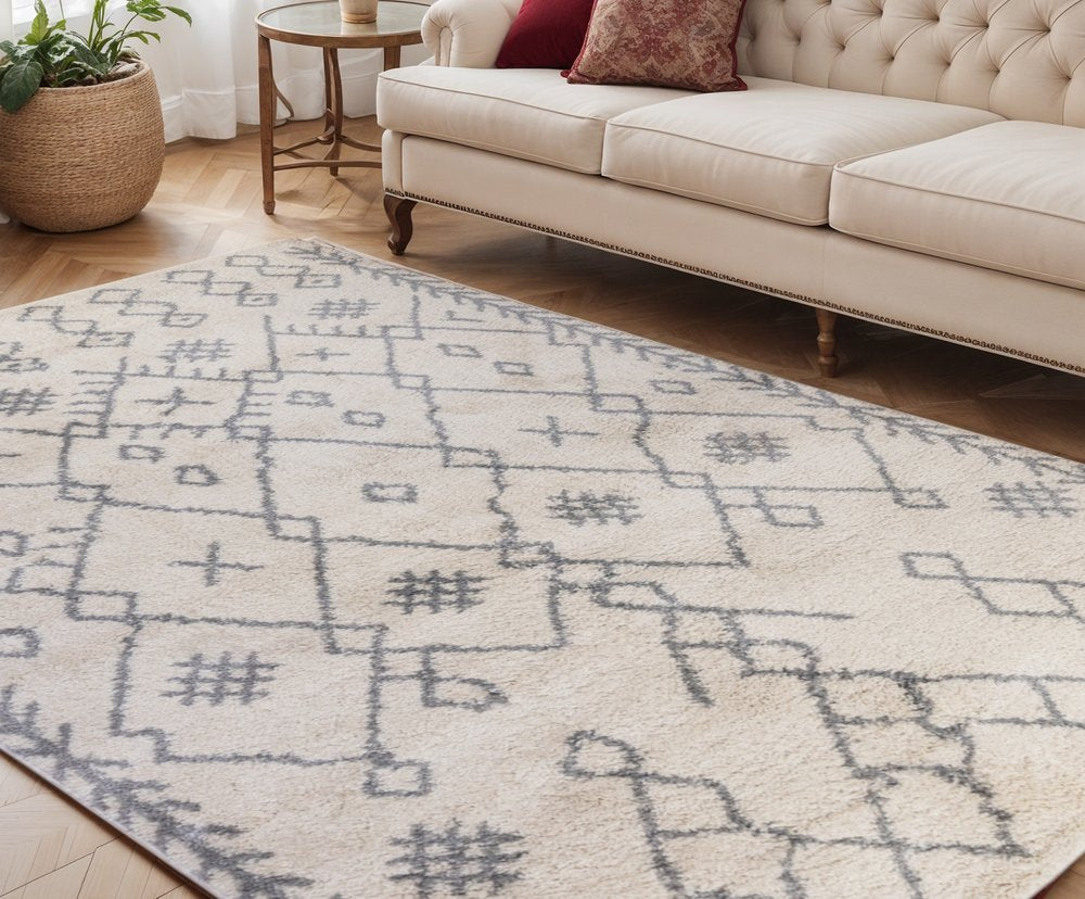 5' X 8' Gray And Ivory Geometric Shag Area Rug