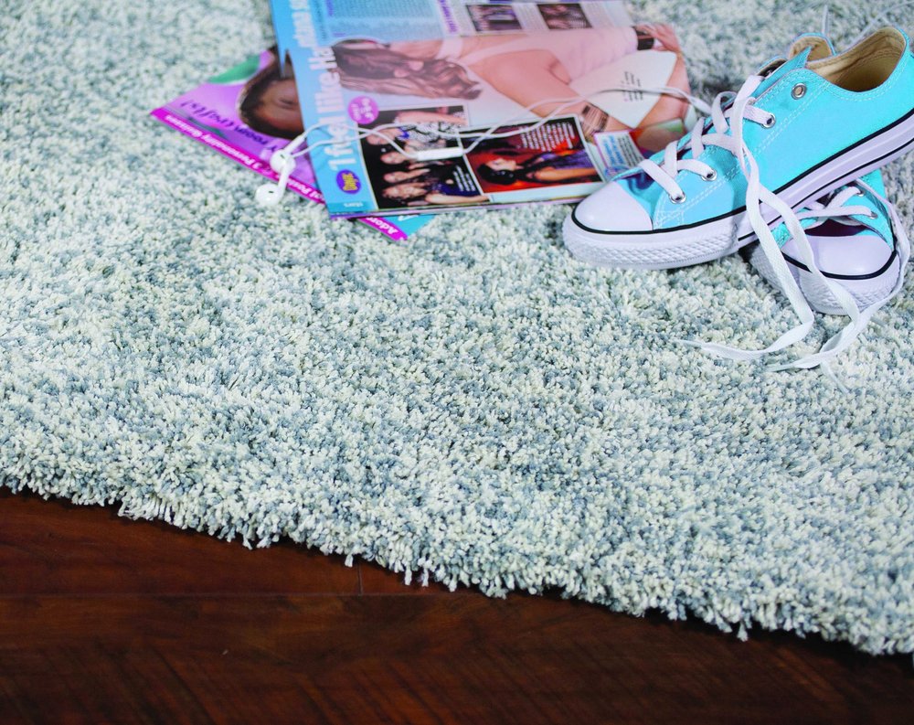 5' X 7' Slate Blue And Ivory Abstract Shag Hand Woven Area Rug