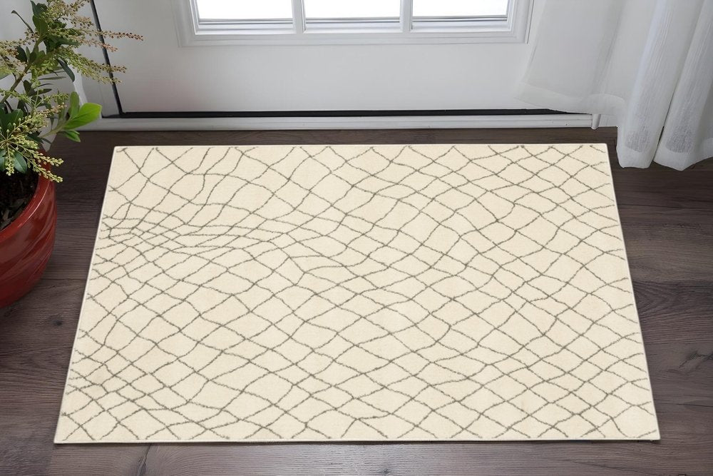 5' X 7' Ivory And Grey Geometric Power Loom Stain Resistant Area Rug