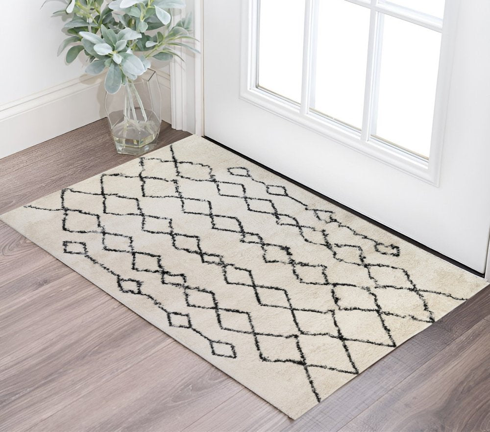 5' X 8' Ivory And Black Geometric Shag Area Rug