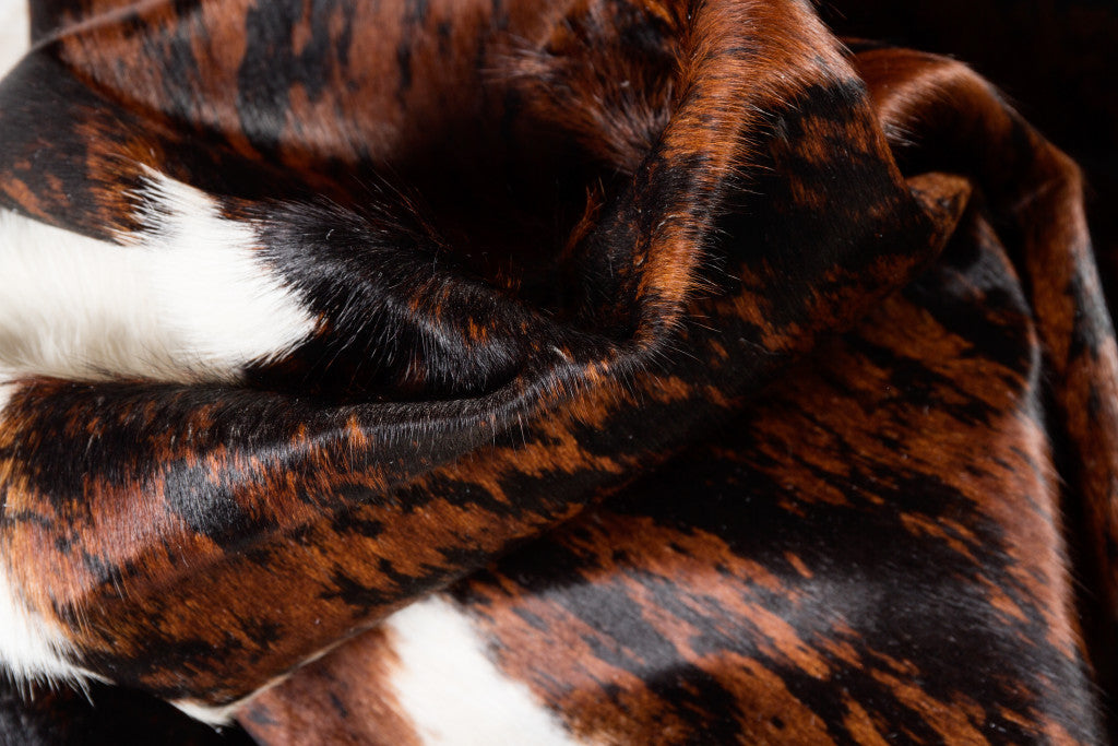 5' X 7' Brown and White Cowhide Hand Knotted Area Rug