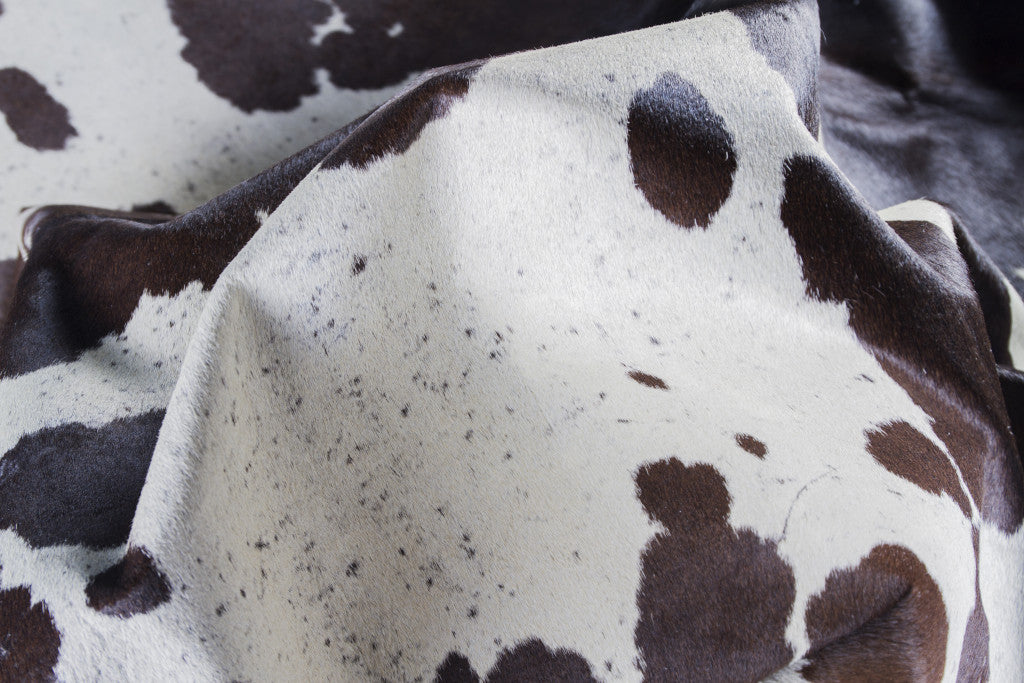 5' X 7' Brown and White Cowhide Hand Knotted Area Rug